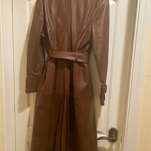 BCBG MaxAzria Brown leather trench coat, belted with pleated back size 12 - Picture 6 of 12